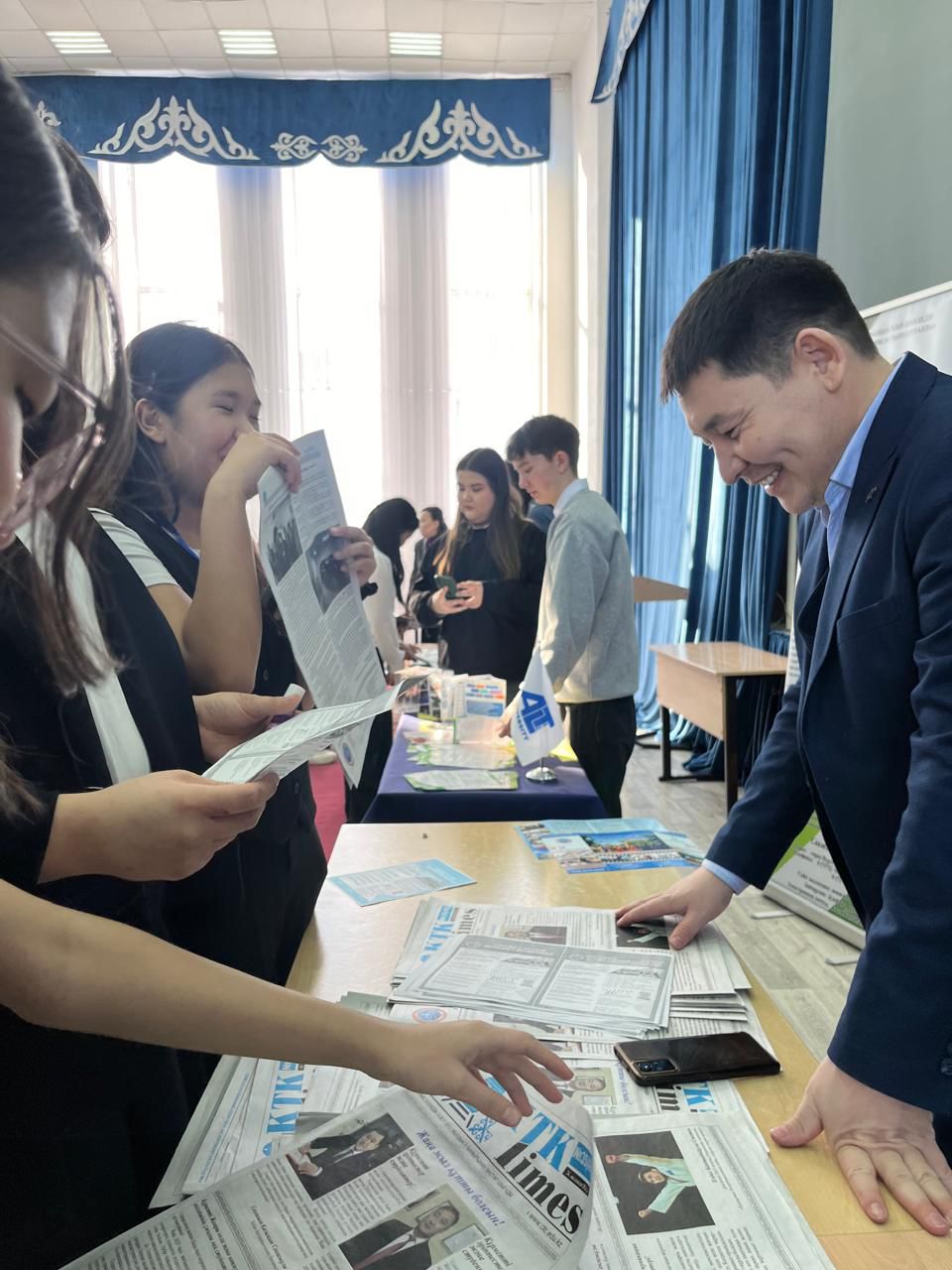 🗓 *6 ақпан күні* 8-9 сынып оқушылары үшін *”Кәсіби бағдар – мамандық таңдау”* тақырыбында *колледж мамандықтарының жәрмеңкесі* өтті!   🔎 Бұл іс-шараның басты мақсаты – оқушыларға болашақ мамандықтарын саналы түрде таңдауға көмектесу. Жәрмеңке барысында колледж өкілдері түрлі мамандықтар туралы жан-жақты ақпарат беріп, оқушылардың сұрақтарына жауап берді.   💡 Оқушылар:  ✅ Әртүрлі колледждердің білім беру бағдарламаларымен танысты;  ✅ Болашақ мамандықтардың қыр-сыры туралы білді;  ✅ Өздерін қызықтырған салалар бойынша пайдалы кеңестер алды.   🌟 Кәсіби бағдар беру – жастардың болашаққа деген сенімін арттырып, дұрыс таңдау жасауына жол ашады. Әр оқушы өзіне жақын, жаны сүйетін мамандықты таңдап, жарқын болашаққа қадам басады деп сенеміз!   📸 Іс-шарадан үздік сәттерді суреттерден көре аласыз